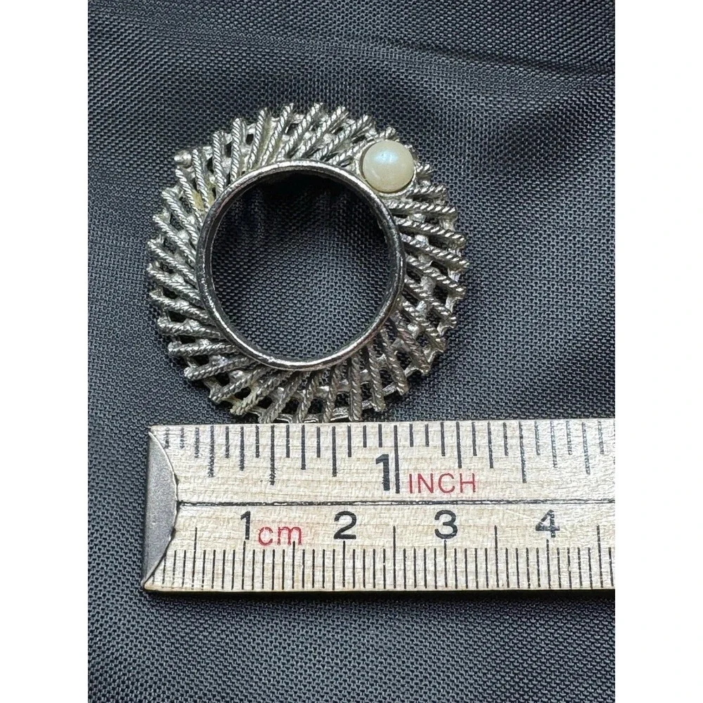 Vintage Silver-tone Ridged Wreath Circle Brooch Pin Sinngle Faux Pearl 1.25